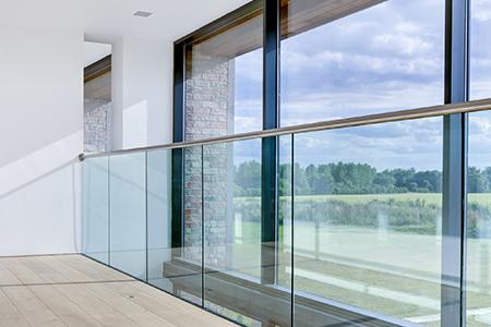 252256-la-esquina-del-vidrio-casa-con-barandales-interiores-de-vidrio
